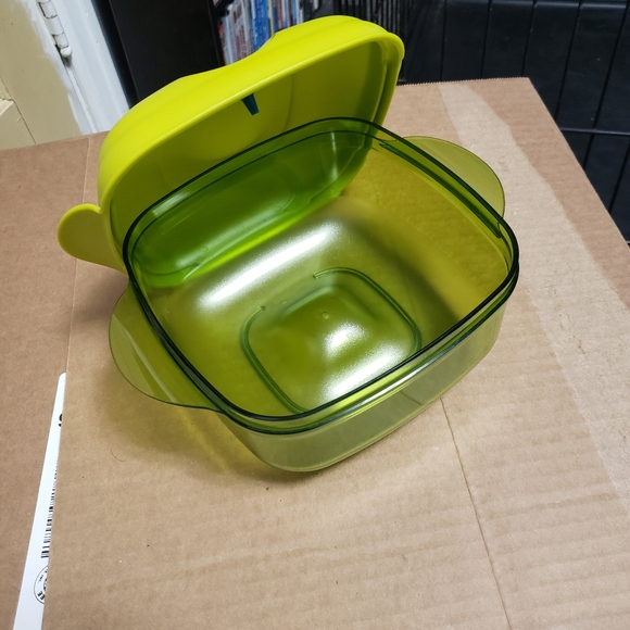 Tupperware microwave container - Picture 2 of 3